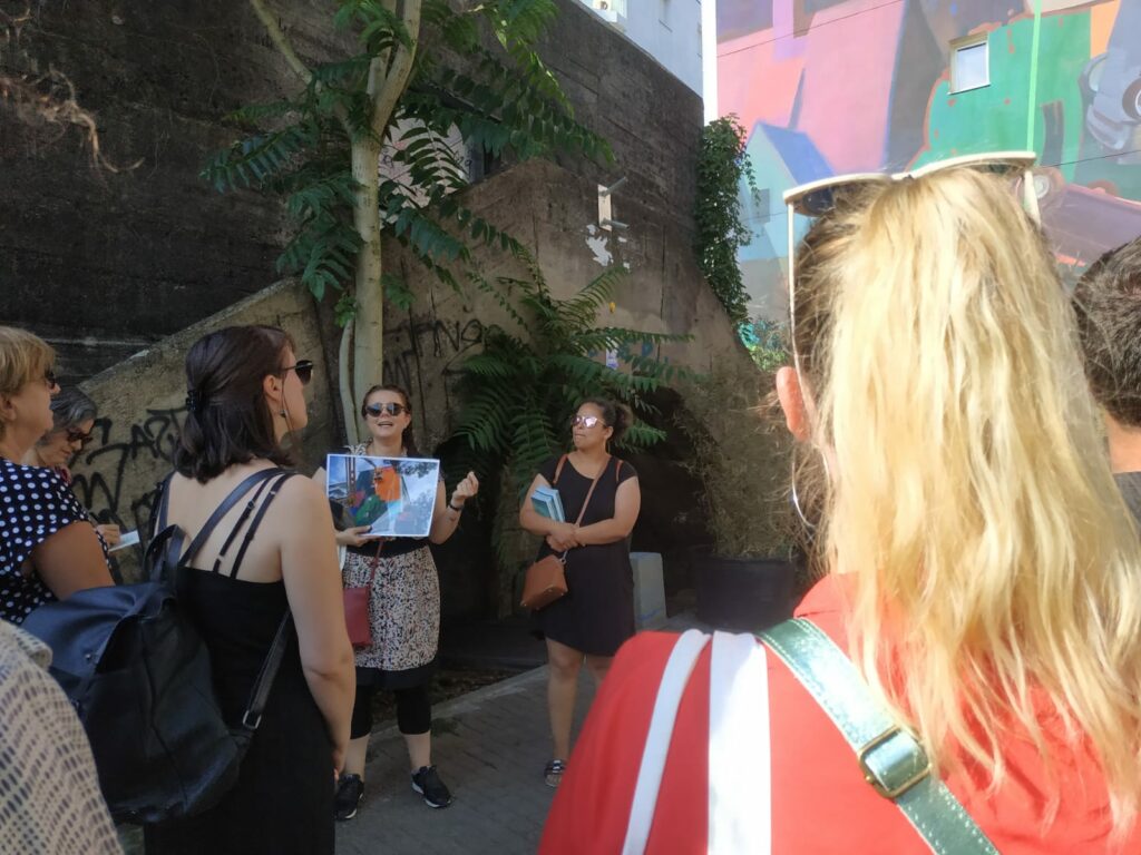 Diane et Sarah devant le mur de Sainer et Zoer lors d'une visite Art urbain