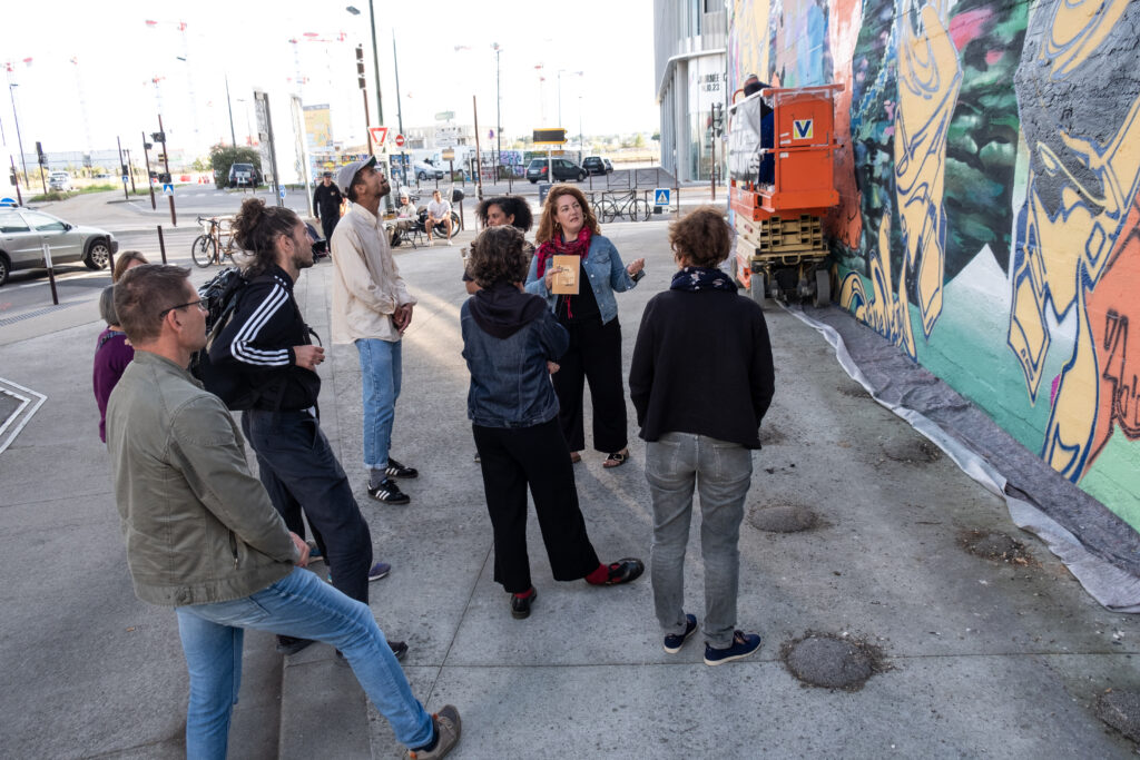 Elodie et Sarah devant le Mur Nantes lors d'une visite d'Art Urbain