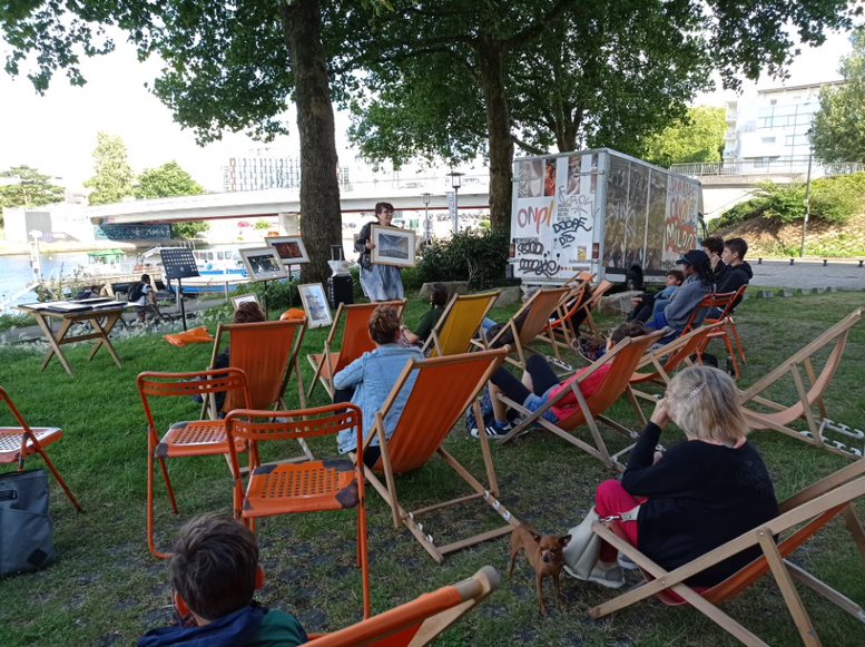 Diane lors d'une conférence sur les bords du Canal Saint Félix