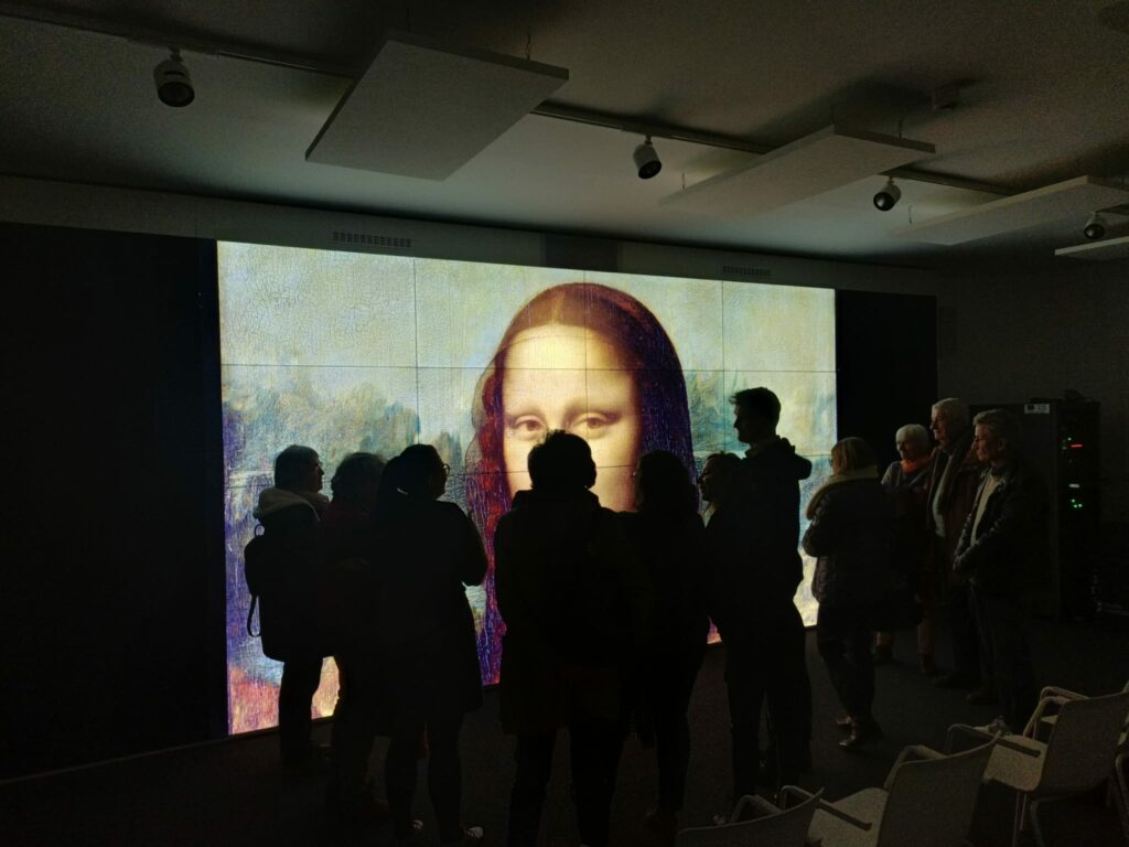 Conférence devant l'écran en ultra haute définition de la Halle 6 Ouest