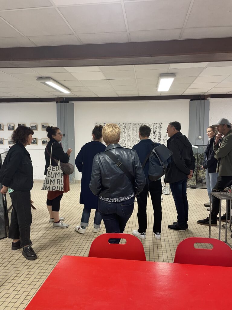 Diane faisant visiter une exposition temporaire dans le cadre des visites du festival Wave en 2023