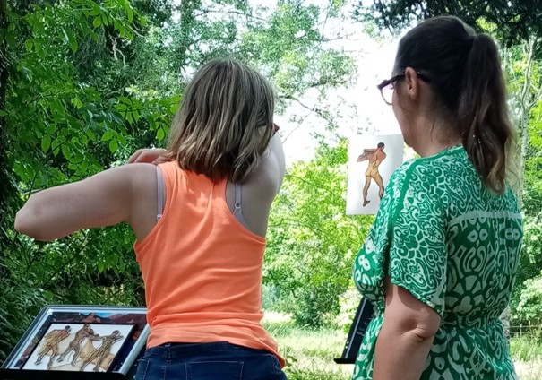 Julie et une participante en mouvement lors d'une conférence au GEM de Rezé
