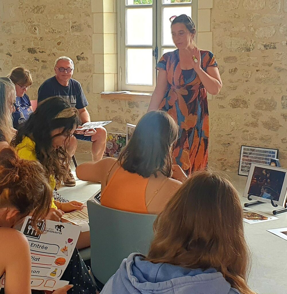 Julie et des participants lors d'une conférence adaptée à Savenay