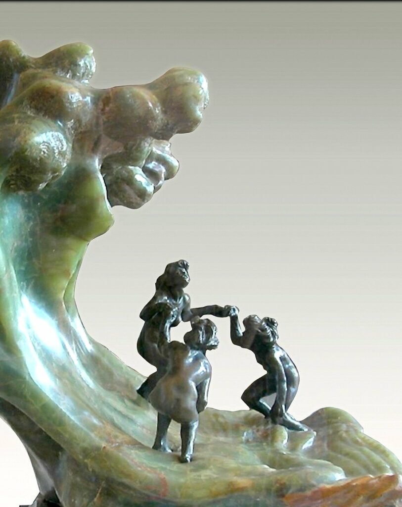 Détail d'une sculpture de Camille Claudel représentant 3 baigneuses et une grande vague